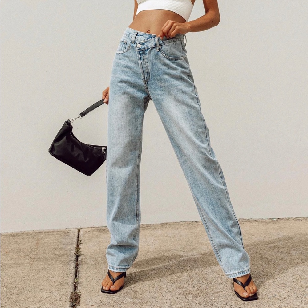 HOLLY ASYMMETRIC STRAIGHT LEG JEAN